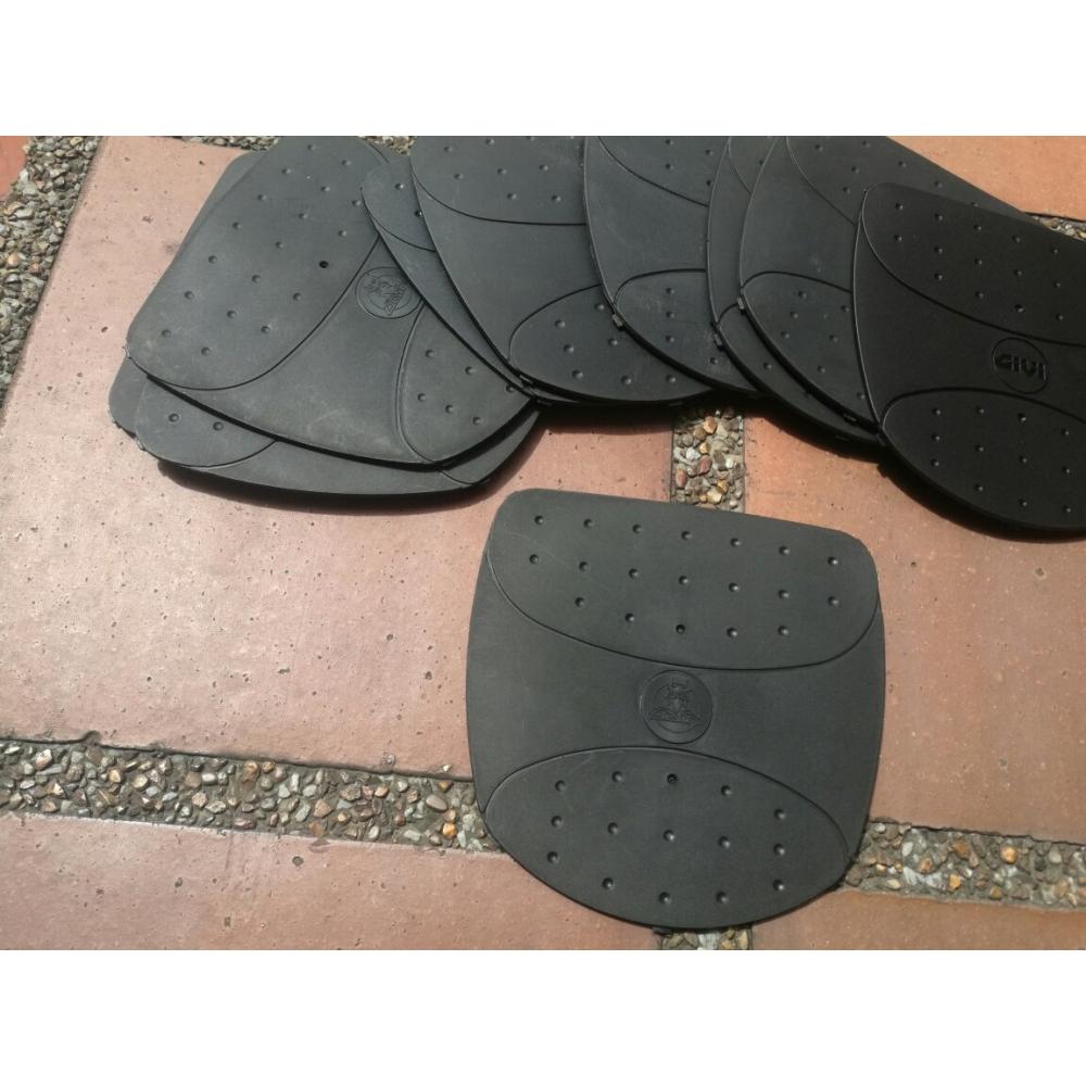  Si buscas Tapas Originales Givi Para Base De Baul Monolock Moto puedes comprarlo con AOLMOTO está en venta al mejor precio